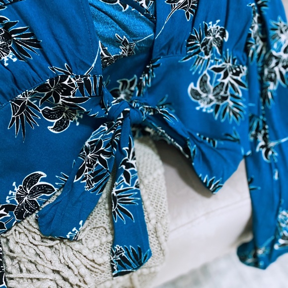 Size Small Express Long Sleeve Blue Women’s Top - Picture 3 of 4